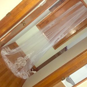 NWT White Cathedral Length Embroidered Veil